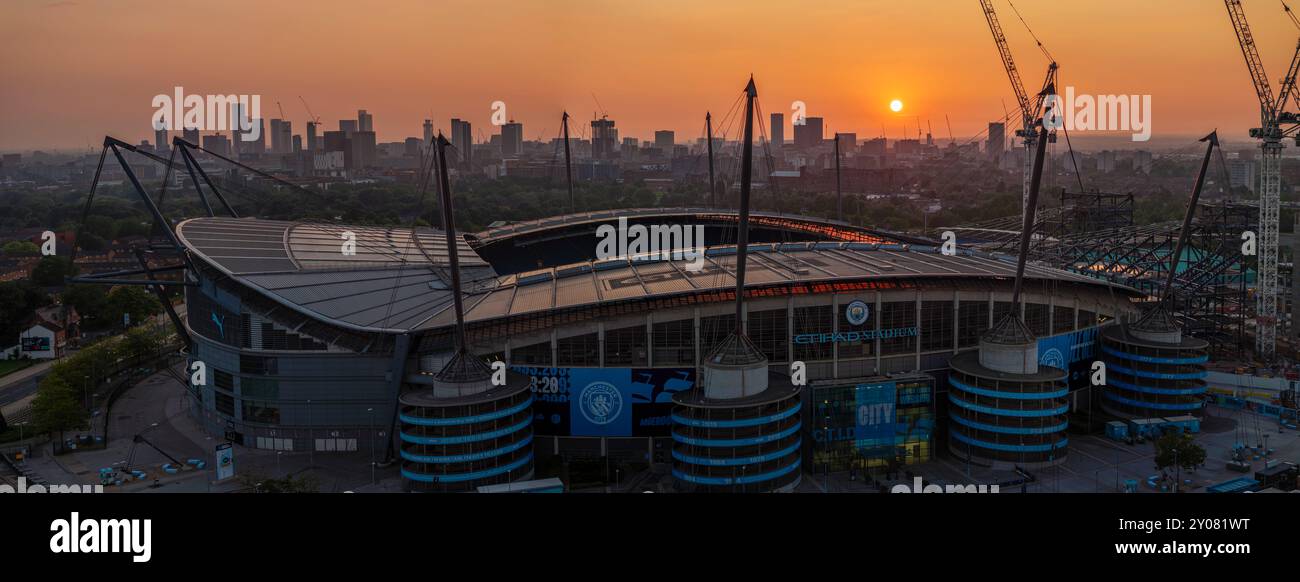 Ein Blick aus der Vogelperspektive auf das Etihad-Stadion in Manchester, mit Bauarbeiten an einem neuen Stand und den umliegenden Bereichen Stockfoto