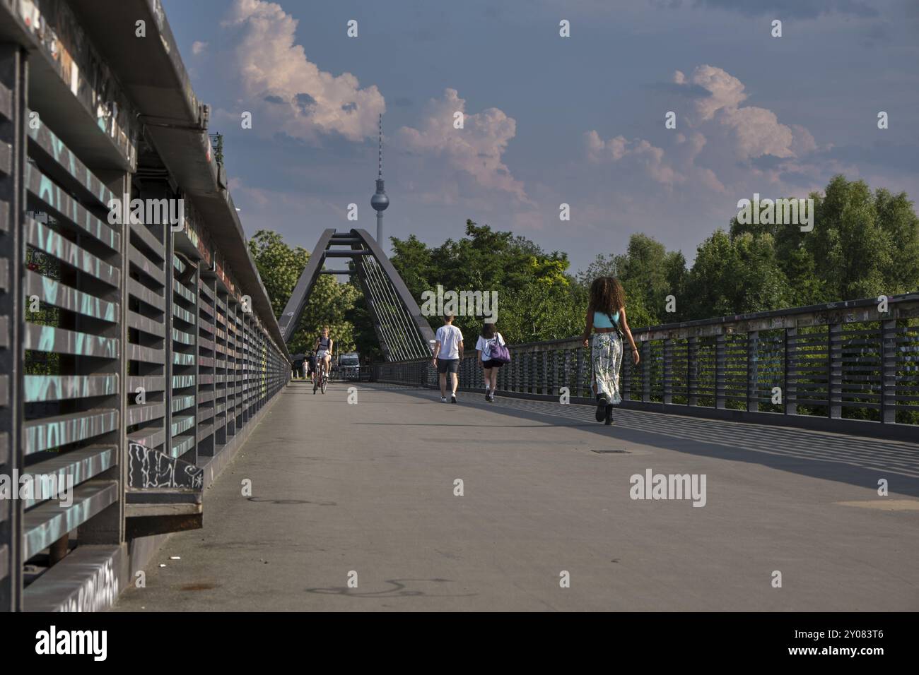 Deutschland, Berlin, 21.07.2024, Sonntagnachmittag im Mauerpark, Wolke über Schwedter Steg, Europa Stockfoto