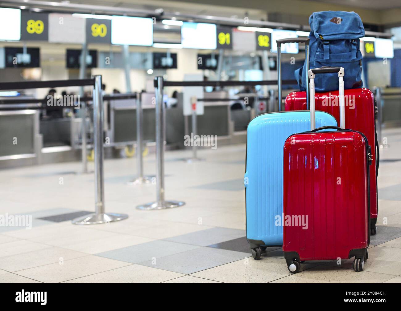 Stapel von Reisende im Flughafen Terminal Gepäck am Check-in Stockfoto