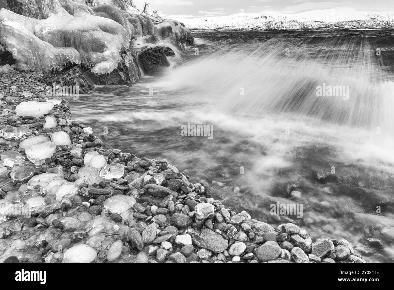 Surfen im Lake Tornetraesk, Norrbotten, Lappland, Schweden, Januar 2014, Europa Stockfoto