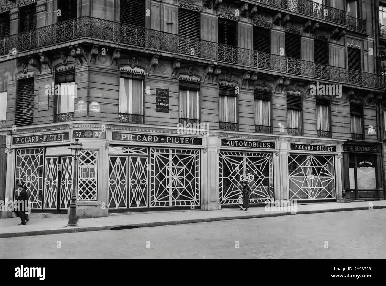 Im September 1914 waren die Deutschen weniger als 30 Kilometer von Paris entfernt. In dieser Zeit wurden die Fenster mit Gittern aus Abdeckband verstärkt. Um die Käufer während eines möglichen deutschen Luftangriffs zu schützen, brachten Ladenbesitzer ein Klebeband an die Schaufenster an, um zu verhindern, dass das Glas in alle Richtungen gefährlich zerbricht. Daher konkurrierten Pariser Ladenfronten um die künstlerischste Verwendung von Anti-Bombardement-Klebeband in ihren Fensterdesigns. Paris, wo auch während des Krieges Eleganz Priorität hat. Stockfoto