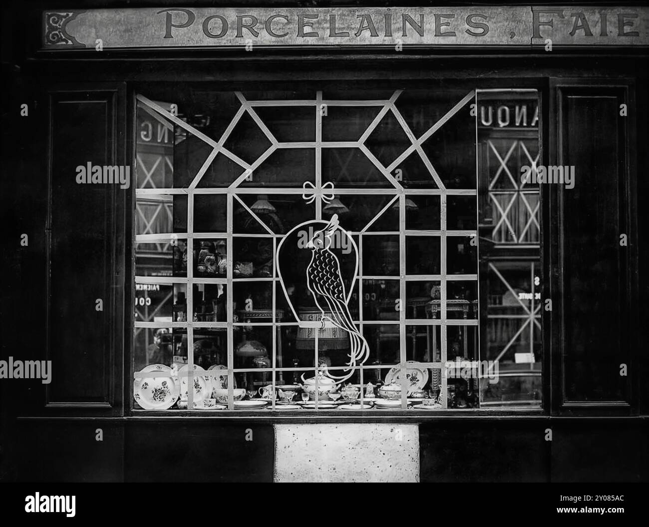Im September 1914 waren die Deutschen weniger als 30 Kilometer von Paris entfernt. In dieser Zeit wurden die Fenster mit Gittern aus Abdeckband verstärkt. Um die Käufer während eines möglichen deutschen Luftangriffs zu schützen, brachten Ladenbesitzer ein Klebeband an die Schaufenster an, um zu verhindern, dass das Glas in alle Richtungen gefährlich zerbricht. Daher konkurrierten Pariser Ladenfronten um die künstlerischste Verwendung von Anti-Bombardement-Klebeband in ihren Fensterdesigns. Paris, wo auch während des Krieges Eleganz Priorität hat. Stockfoto