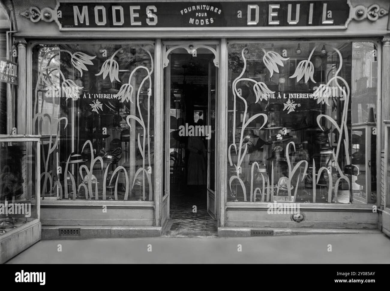 Im September 1914 waren die Deutschen weniger als 30 Kilometer von Paris entfernt. In dieser Zeit wurden die Fenster mit Gittern aus Abdeckband verstärkt. Um die Käufer während eines möglichen deutschen Luftangriffs zu schützen, brachten Ladenbesitzer ein Klebeband an die Schaufenster an, um zu verhindern, dass das Glas in alle Richtungen gefährlich zerbricht. Daher konkurrierten Pariser Ladenfronten um die künstlerischste Verwendung von Anti-Bombardement-Klebeband in ihren Fensterdesigns. Paris, wo auch während des Krieges Eleganz Priorität hat. Stockfoto