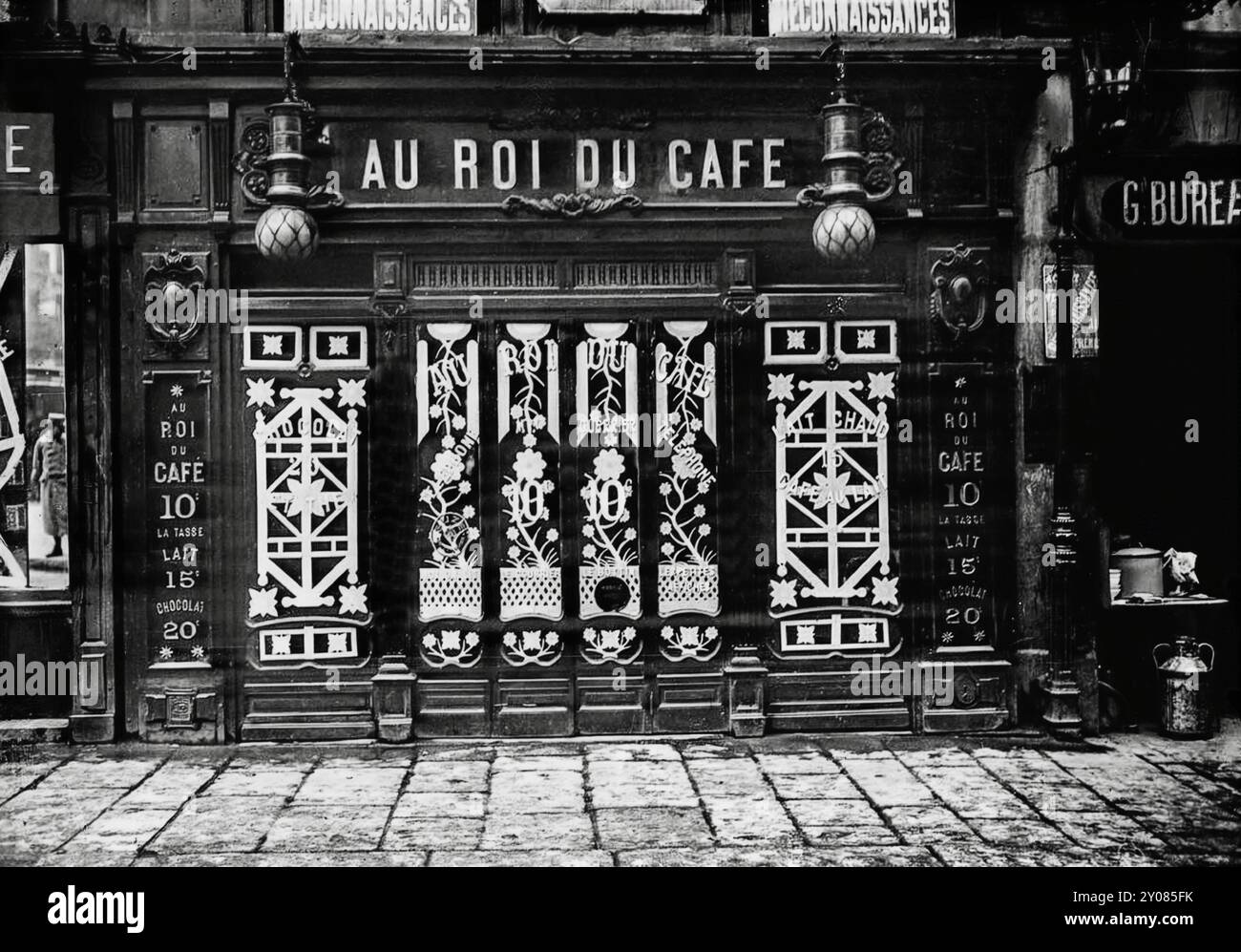Im September 1914 waren die Deutschen weniger als 30 Kilometer von Paris entfernt. In dieser Zeit wurden die Fenster mit Gittern aus Abdeckband verstärkt. Um die Käufer während eines möglichen deutschen Luftangriffs zu schützen, brachten Ladenbesitzer ein Klebeband an die Schaufenster an, um zu verhindern, dass das Glas in alle Richtungen gefährlich zerbricht. Daher konkurrierten Pariser Ladenfronten um die künstlerischste Verwendung von Anti-Bombardement-Klebeband in ihren Fensterdesigns. Paris, wo auch während des Krieges Eleganz Priorität hat. Stockfoto