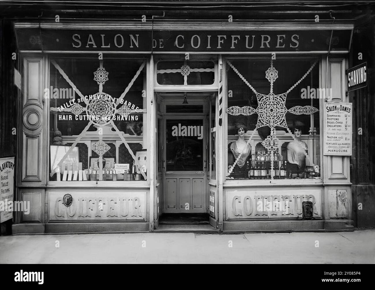 Im September 1914 waren die Deutschen weniger als 30 Kilometer von Paris entfernt. In dieser Zeit wurden die Fenster mit Gittern aus Abdeckband verstärkt. Um die Käufer während eines möglichen deutschen Luftangriffs zu schützen, brachten Ladenbesitzer ein Klebeband an die Schaufenster an, um zu verhindern, dass das Glas in alle Richtungen gefährlich zerbricht. Daher konkurrierten Pariser Ladenfronten um die künstlerischste Verwendung von Anti-Bombardement-Klebeband in ihren Fensterdesigns. Paris, wo auch während des Krieges Eleganz Priorität hat. Stockfoto