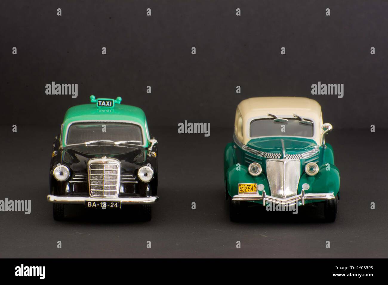Klassisches Oldtimer-Taxi-Spielzeug isoliert auf schwarzem Hintergrund mit Kopierraum für Text Stockfoto