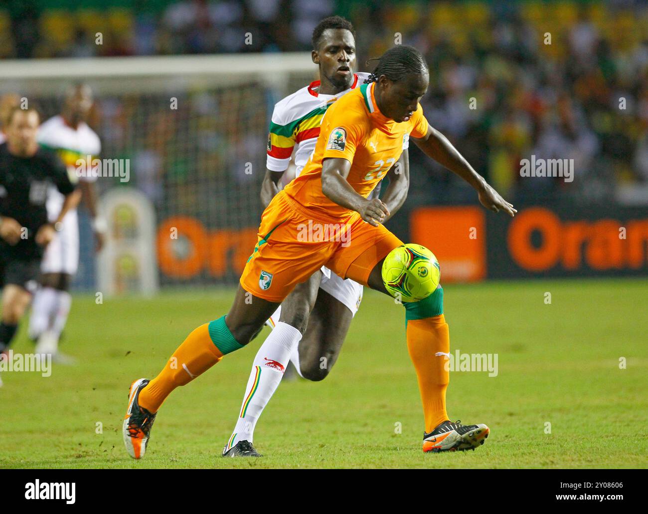 FILE - Ivory Coast's Souleymane Bamba, front, is challenged by Mali's Tidiane Cheick Diabate during their African Cup of Nations semi final soccer match at Stade de L'Amitie in Libreville, Gabon, Wednesday, Feb. 8, 2012. (AP Photo/Francois Mori, File) Stockfoto