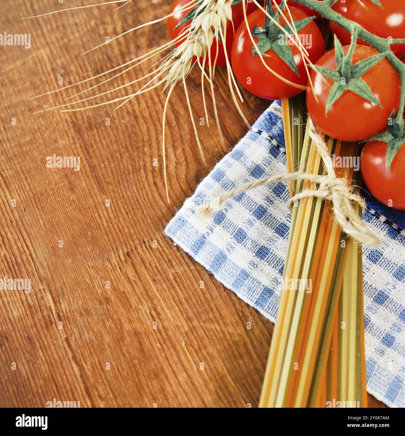 Italienische Pasta mit Kochzutaten. Spaghetti mit Tomaten Stockfoto