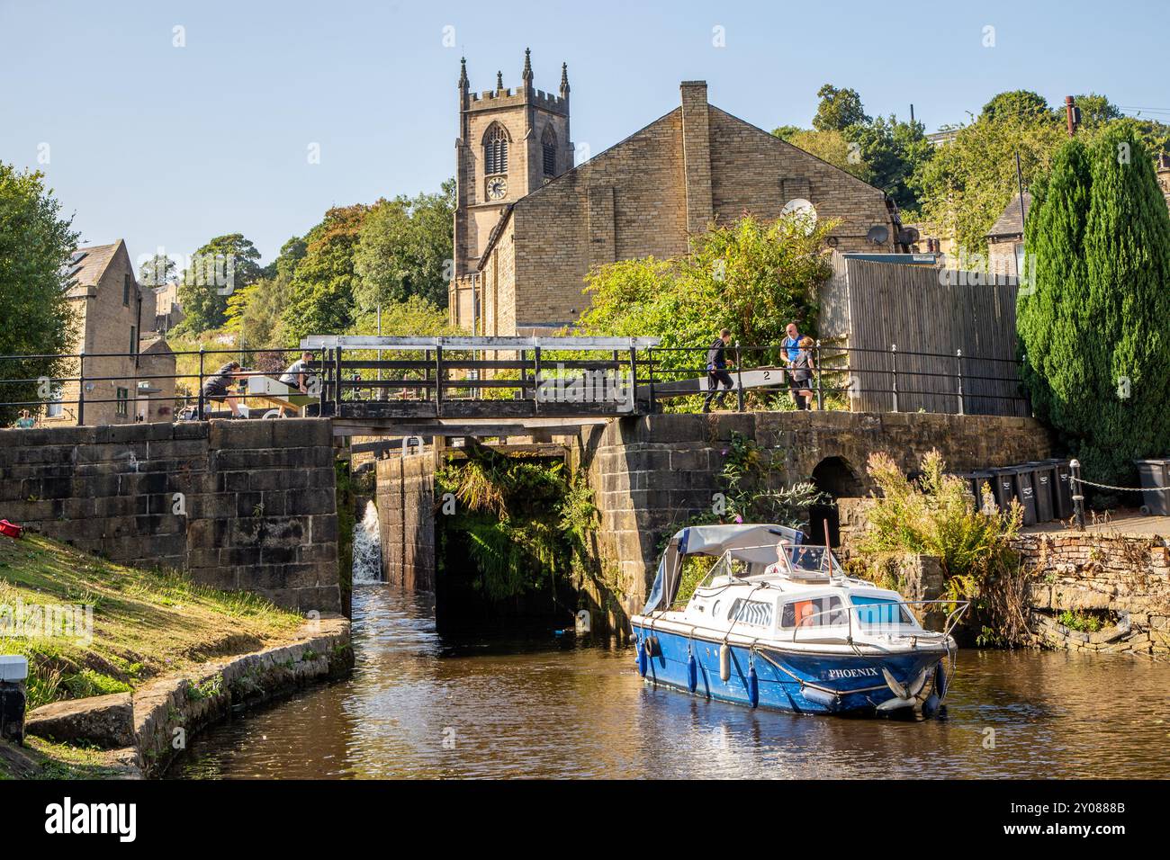 Ein Boot auf dem Rochdale-Kanal, das durch Schleusen auf dem Rochdale-Kanal in Sowerby Bridge West Yorkshire fährt Stockfoto