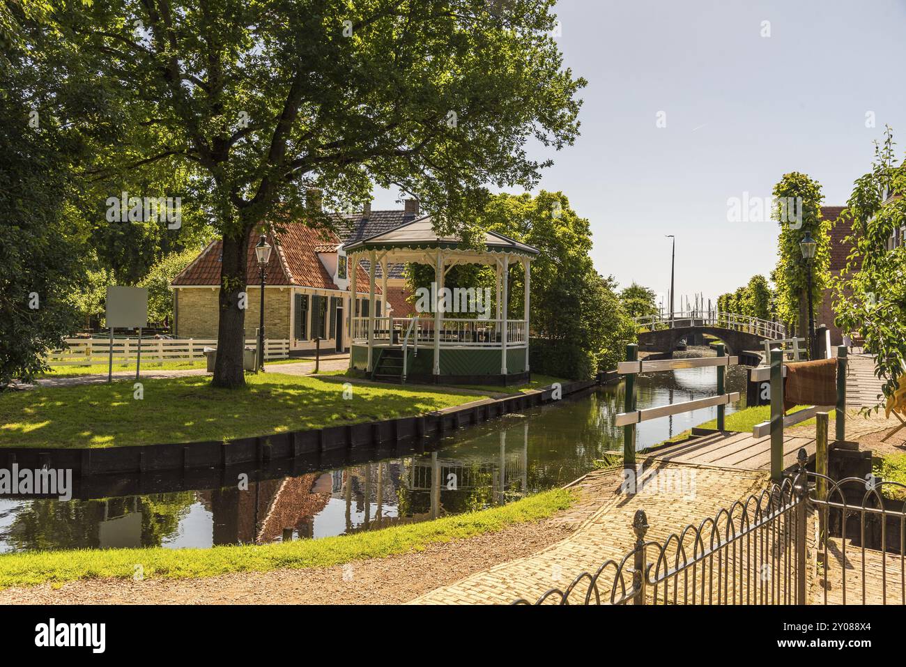 Enkhuizen, Niederlande. Juni 2022. Fußgängerbrücke und Pavillon des Zuiderzee-Museums in Enkhuizen Stockfoto