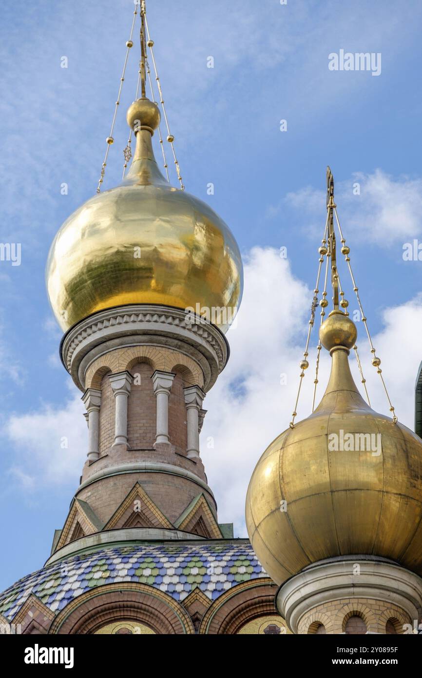 Nahaufnahme der goldenen Kuppeln einer Kirche mit kunstvollen Details vor klarem Himmel, sankt petersburg, ostsee, russland Stockfoto