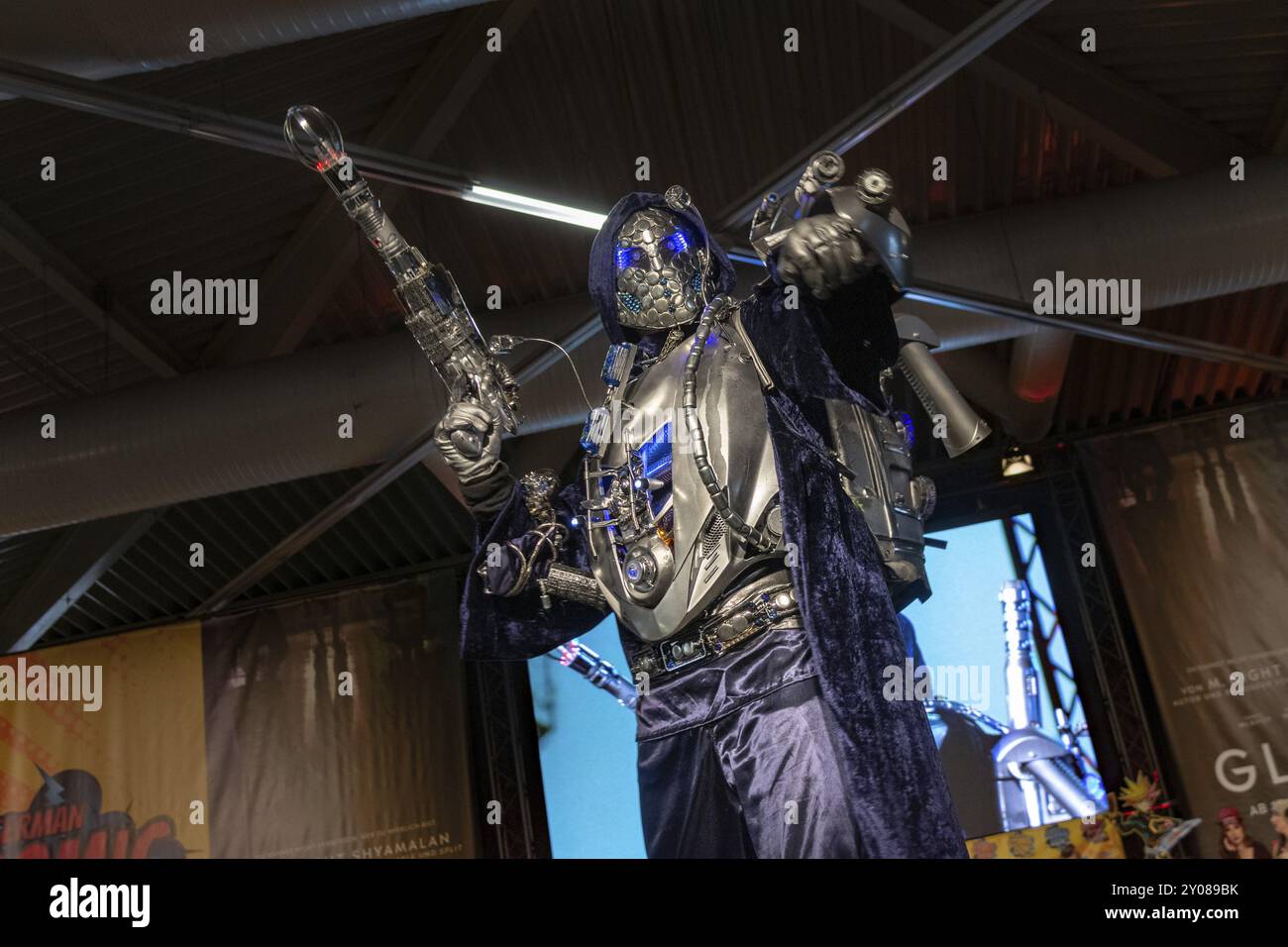 DORTMUND, 1. Dezember 2018: Cosplayer Kometenkrieger porträtiert eine fiktive Science-Fiction-Figur auf der German Comic Con Dortmund, ein zweitägiges Leben Stockfoto