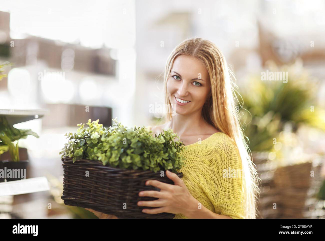 Junge Frau, die Blumen in einem Garten-Center zu kaufen. Flachen DOF Stockfoto