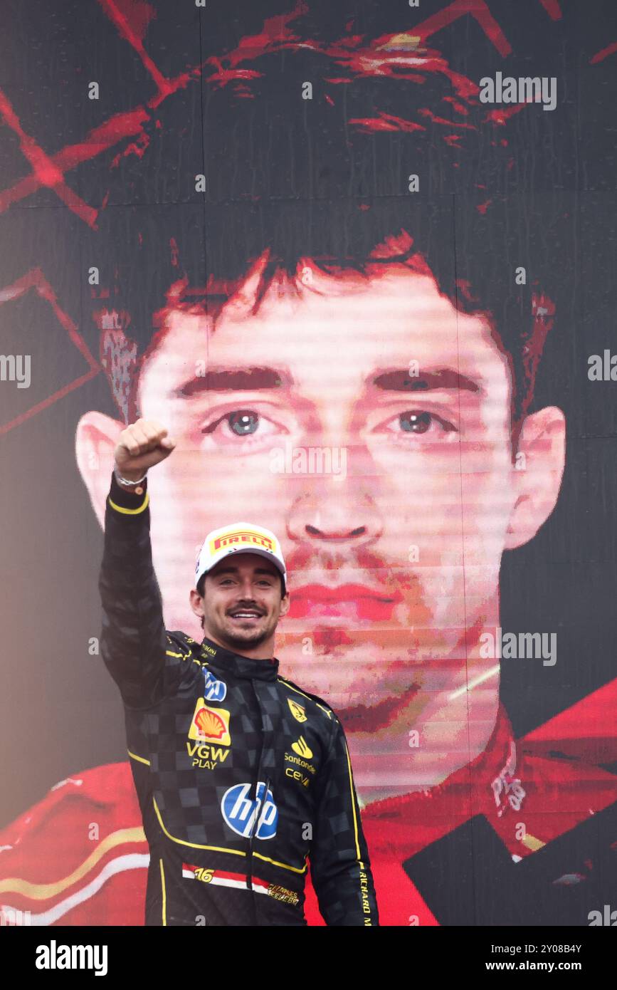 Monza, Italien. September 2024. CHARLES LECLERC von Ferrari feiert auf dem Podium nach dem Sieg des Formel-1-Italienischen Grand Prix beim Autodromo Nazionale Monza. (Kreditbild: © Beata Zawrzel/ZUMA Press Wire) NUR REDAKTIONELLE VERWENDUNG! Nicht für kommerzielle ZWECKE! Quelle: ZUMA Press, Inc./Alamy Live News Stockfoto