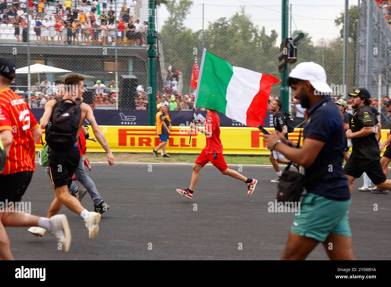 Monza, Italien. September 2024. Fans bei der Podiumseremonie, dem Formel 1 Grand Prix von Italien im Autodromo Nazionale Monza am 1. September 2024 in Monza, Italien. (Foto von HOCH ZWEI) Credit: dpa/Alamy Live News Stockfoto