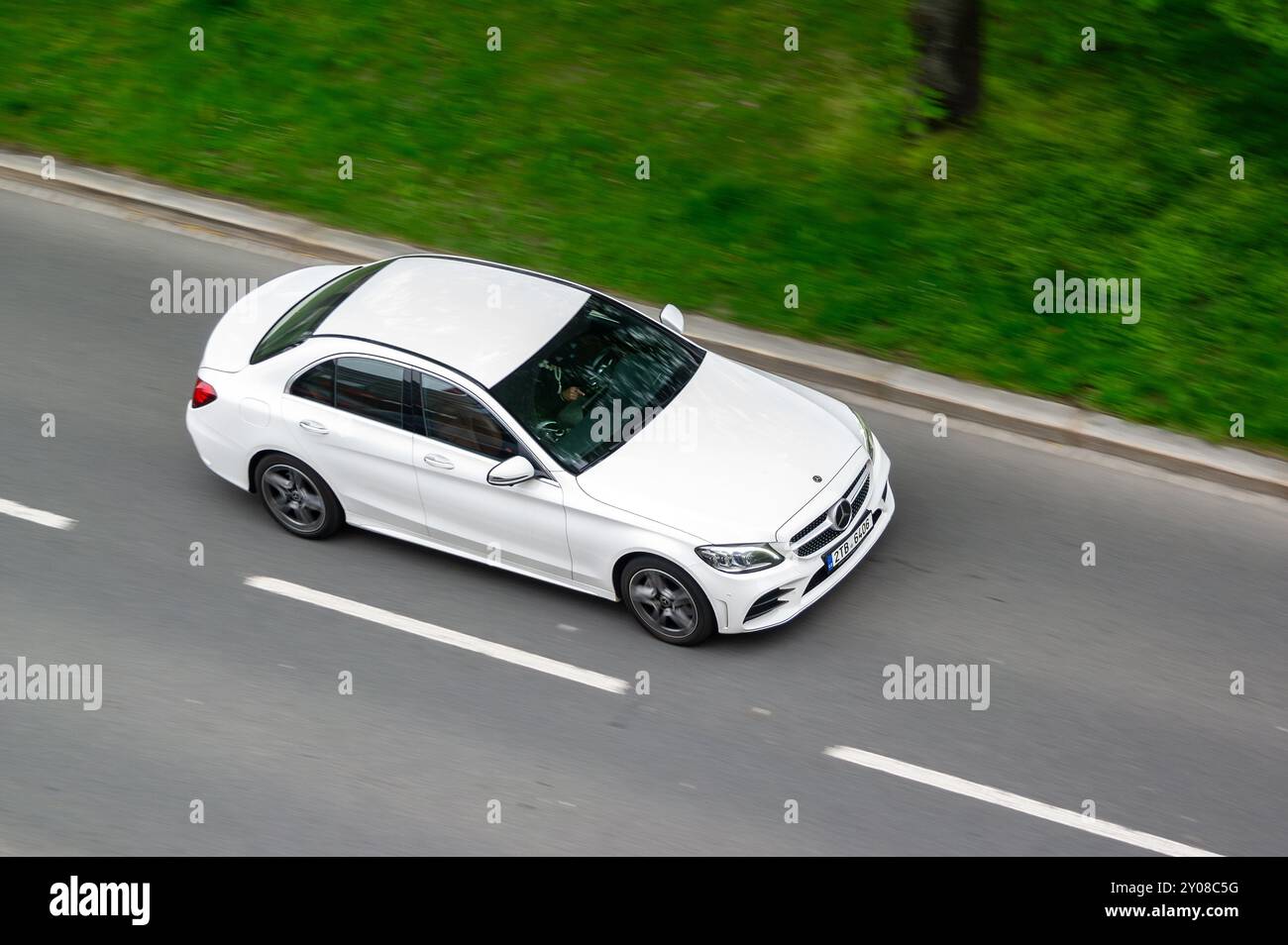 OSTRAVA, TSCHECHIEN - 10. APRIL 2024: Weiße Mercedes-Benz C-Klasse W205 Limousine, Bewegungsunschärfe-Effekt Stockfoto