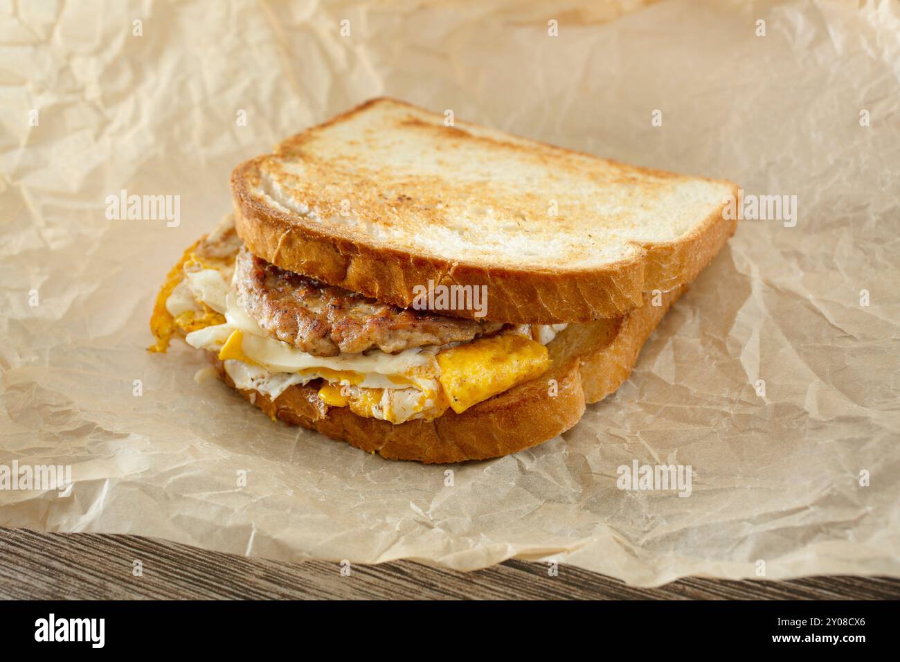 Blick auf ein Frühstückssandwich mit Wurstpastete und Eiern. Stockfoto