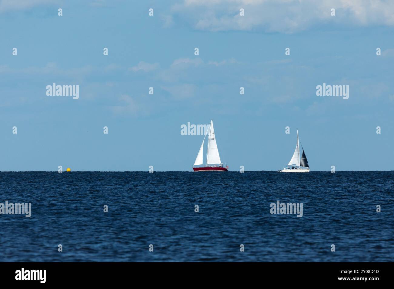 South Amboy, New Jersey - 21. August 2024: Segelboote fahren in der Raritan Bay während ihrer Mittwochabend-Rennen im Sommer 2024 Stockfoto