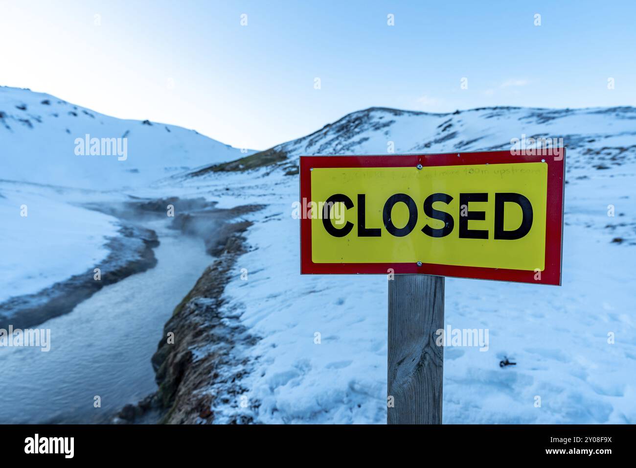 Closed Sign, Reykjadalur Hot Spring ist im Winter geschlossen, Südisland im Winter Stockfoto