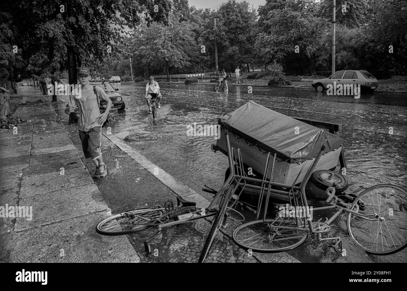 Deutschland, Berlin, 08.07.1991, Gewitter in der Oranienburger Straße, Straße überflutet, Europa Stockfoto