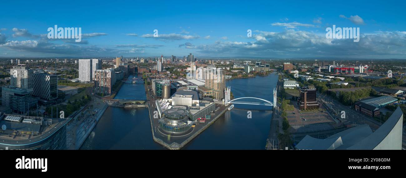 Panoramablick auf das Lowry Theatre, die Salford Quays und Old Trafford mit der Stadt Manchester in der Ferne. Stockfoto