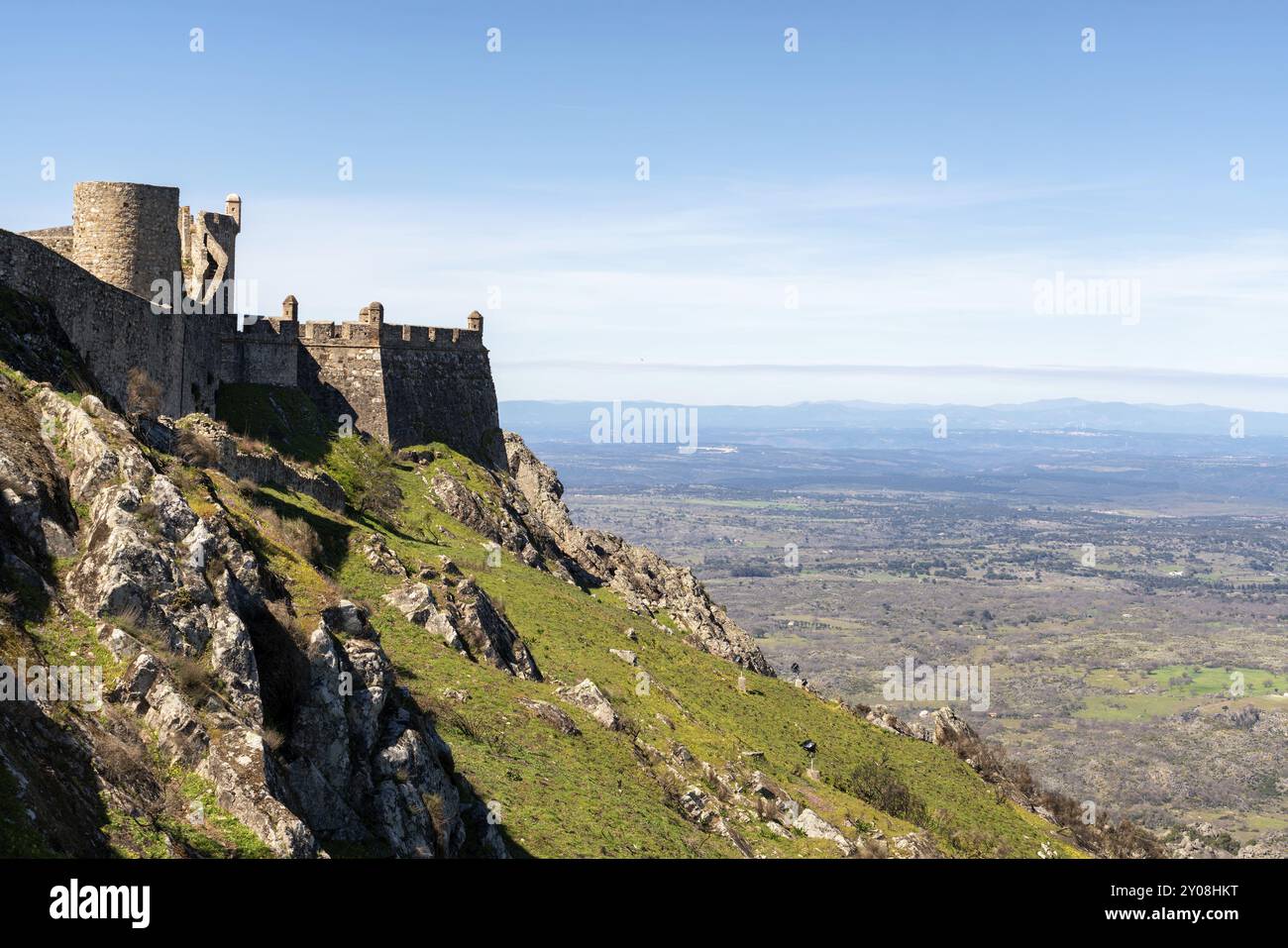 Schloss Marvao auf dem Gipfel eines Berges mit schöner grüner Landschaft hinter dem Sommer, in Portugal Stockfoto