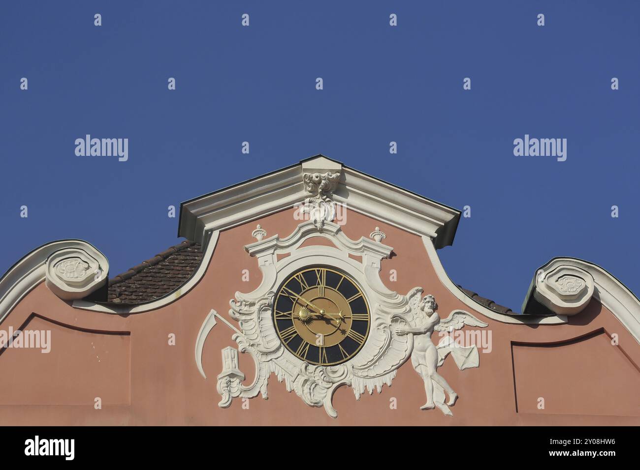 Dach mit Spiralen und Uhr, Relief, Figuren, Detail, Dekoration, barock, Rokoko, Giebelbau, neues Schloss, Burgplatz, Meersburg, Obersee, Konstanzer See Stockfoto