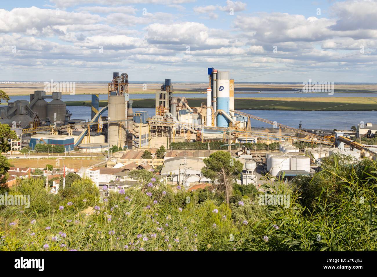 Moderne Zementfabrik, Eigentum der Firma cimpor, in Alhandra, portugal, in der Nähe des Flusses tejo Stockfoto