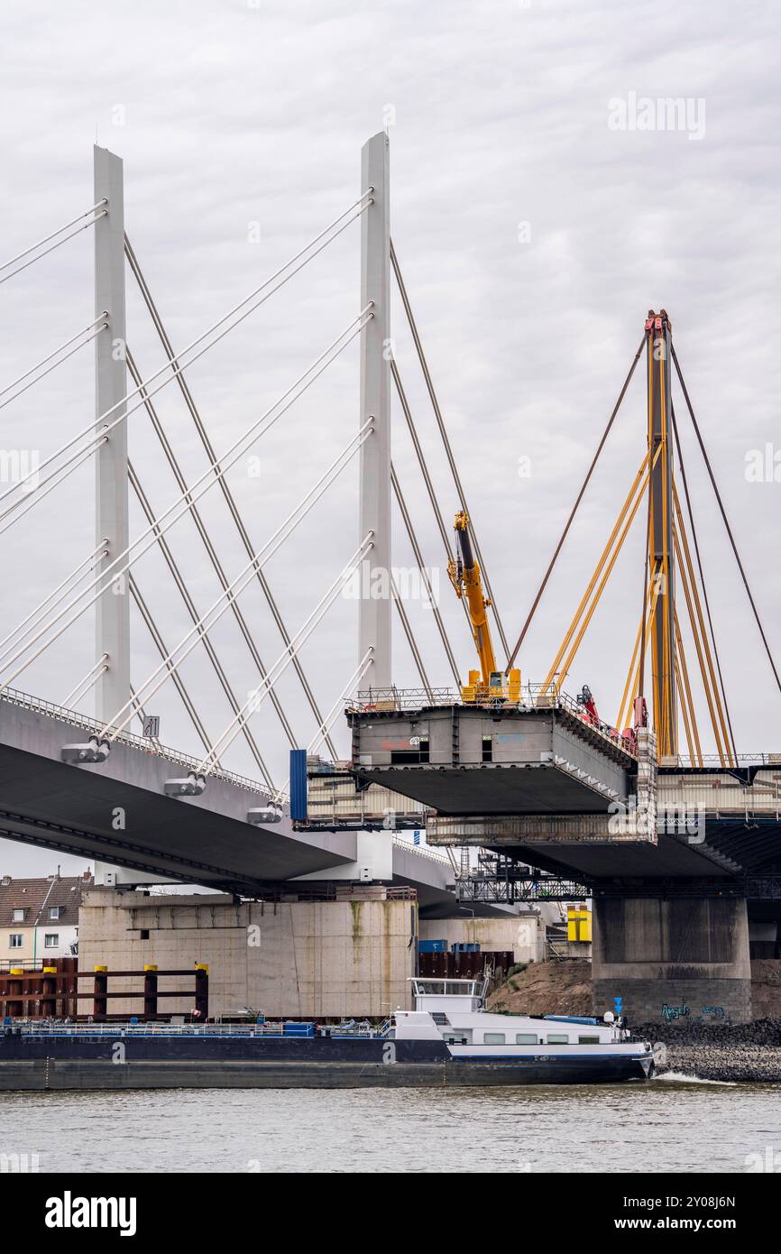 Abbruch der alten A40 Rheinbrücke Neuenkamp, daneben der erste Teil der neuen Autobahnbrücke über den Rhein bei Duisburg, die alte Brücke wird Stück für Stück gabgeschnitten, Lücke beträgt z.zT. Über 100 Meter, nach dem Rückbau entsteht hier der 2 Teil der neuen Brücke, Duisburg, NRW, Deutschland, Abbruch Brücke Neuenkamp *** Abbruch der alten A40 Rheinbrücke Neuenkamp, daneben der erste Teil der neuen Rheinbrücke über den Rhein bei Duisburg, die alte Brücke wird Stück für Stück geschnitten, die Lücke beträgt derzeit mehr als 100 Meter, nach dem Abbau wird der zweite Teil der neuen Brücke sein Stockfoto