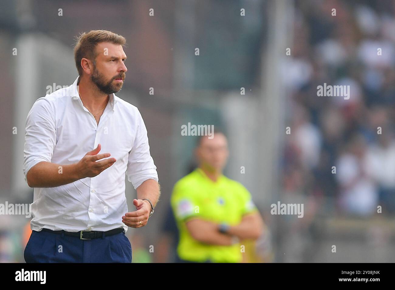 Genua, Italien. September 2024. Paolo Zanetti, Cheftrainer von Hellas Verona, gibt Gesten während des Fußballspiels der Serie A zwischen Genua und Hellas Verona im Luigi Ferraris Stadion in Genua, Italien - Samstag, den 01. September 2024. Sport - Fußball . (Foto: Tano Pecoraro/Lapresse) Credit: LaPresse/Alamy Live News Stockfoto