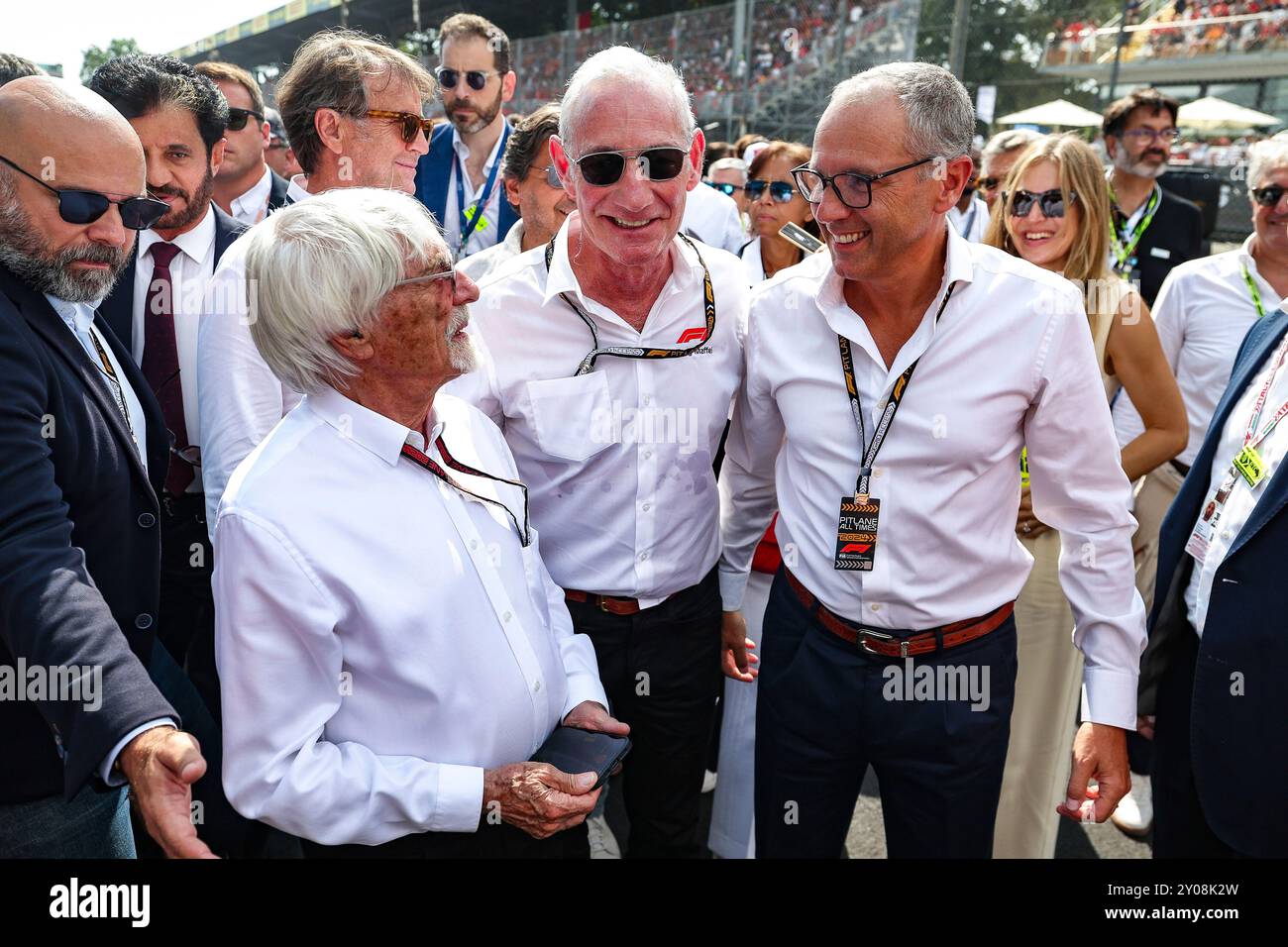 Monza, Italien. September 2024. Bernie Ecclestone (GBR), Gregory „Greg“ Maffei (USA, CEO von Liberty Media), Stefano Domenicali (ITA, Präsident und CEO der Formel 1-Gruppe), F1 Grand Prix von Italien auf der Autodromo Nazionale Monza am 1. September 2024 in Monza, Italien. (Foto von HOCH ZWEI) Credit: dpa/Alamy Live News Stockfoto