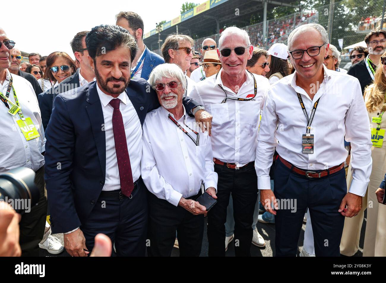 Monza, Italien. September 2024. Mohammed Ben Sulayem (VAE, FIA-Präsident), Bernie Ecclestone (GBR), Gregory „Greg“ Maffei (USA, CEO von Liberty Media), Stefano Domenicali (ITA, Präsident und CEO der Formel 1-Gruppe), F1 Grand Prix von Italien auf der Autodromo Nazionale Monza am 1. September 2024 in Monza, Italien. (Foto von HOCH ZWEI) Credit: dpa/Alamy Live News Stockfoto