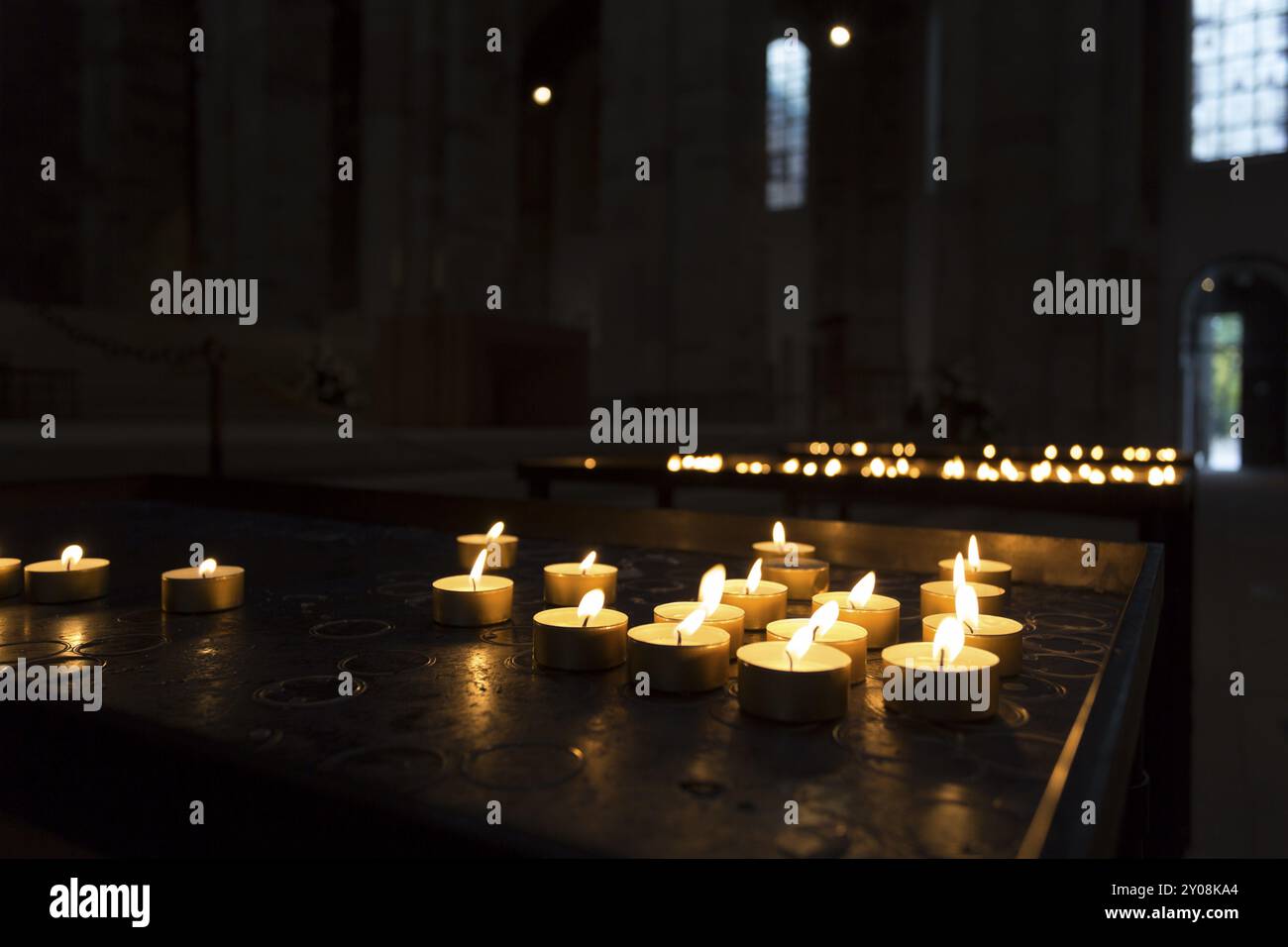Leuchtende Kerzen in der Kirche Stockfoto