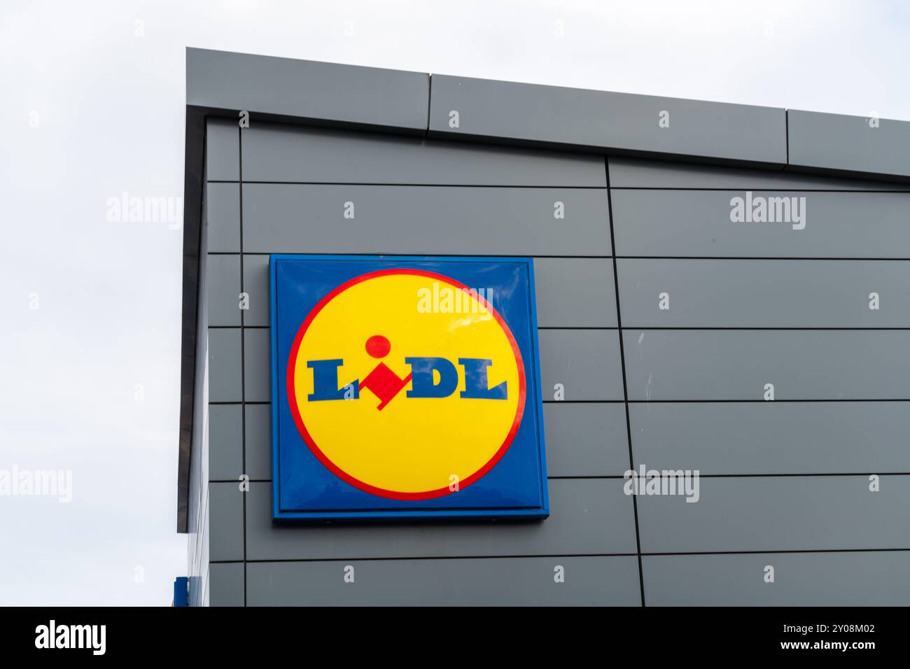 North Walsham, Norfolk, Großbritannien - August 31 2024: Außenschilder des deutschen Supermarktes Lidl Stockfoto