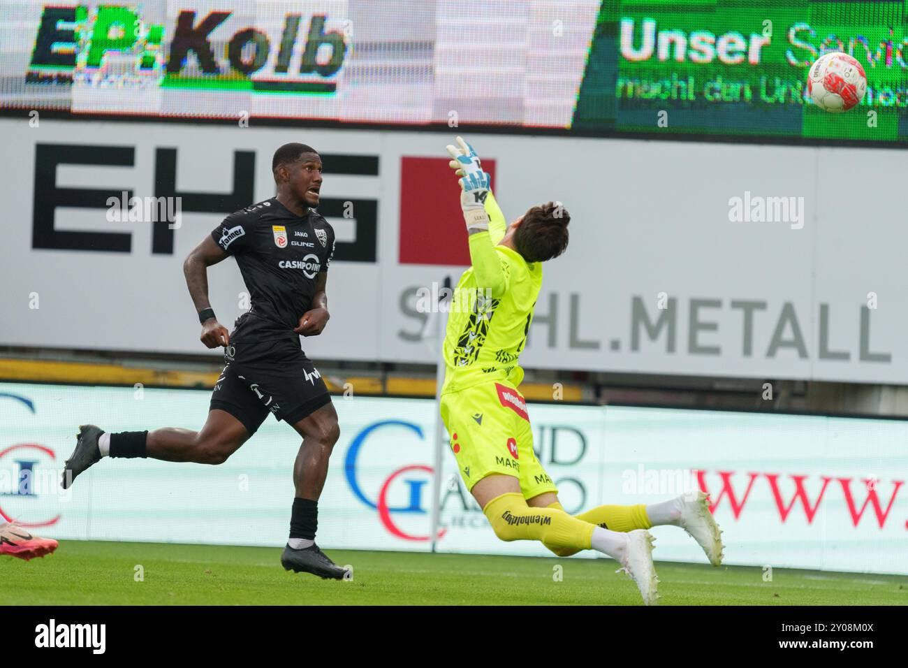 ABD0074 20240901 - ALTACH - ÖSTERREICH: V.l. Gustavo Santos Costa (Altach) gegen Samuel Sahin-Radlinger (Österreich Wien) am Sonntag, 1. September 2024, ANL. Die Bundesliga-Begegnung zwischen Cashpoint SCR Altach und FK Austria Wien in Altach. - FOTO: APA/DIETMAR STIPLOVSEK - 20240901 PD14009 Credit: APA-PictureDesk/Alamy Live News Stockfoto