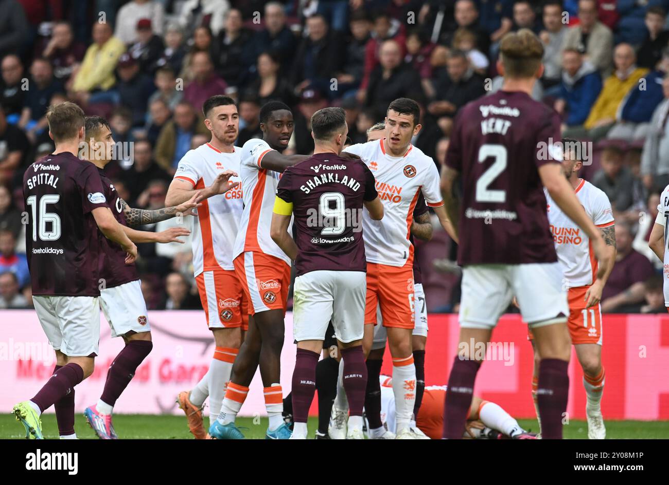 Tynecastle Park Edinburgh.Scotland.UK.1. September 24 William Hill Scottish Premiership Match Heart of Midlothian vs Dundee United. Hearts Captain Lawrence Shankland, umgeben von Spielern der Dundee Utd nach dem Vorfall von will Ferry. Quelle: eric mccowat/Alamy Live News Stockfoto