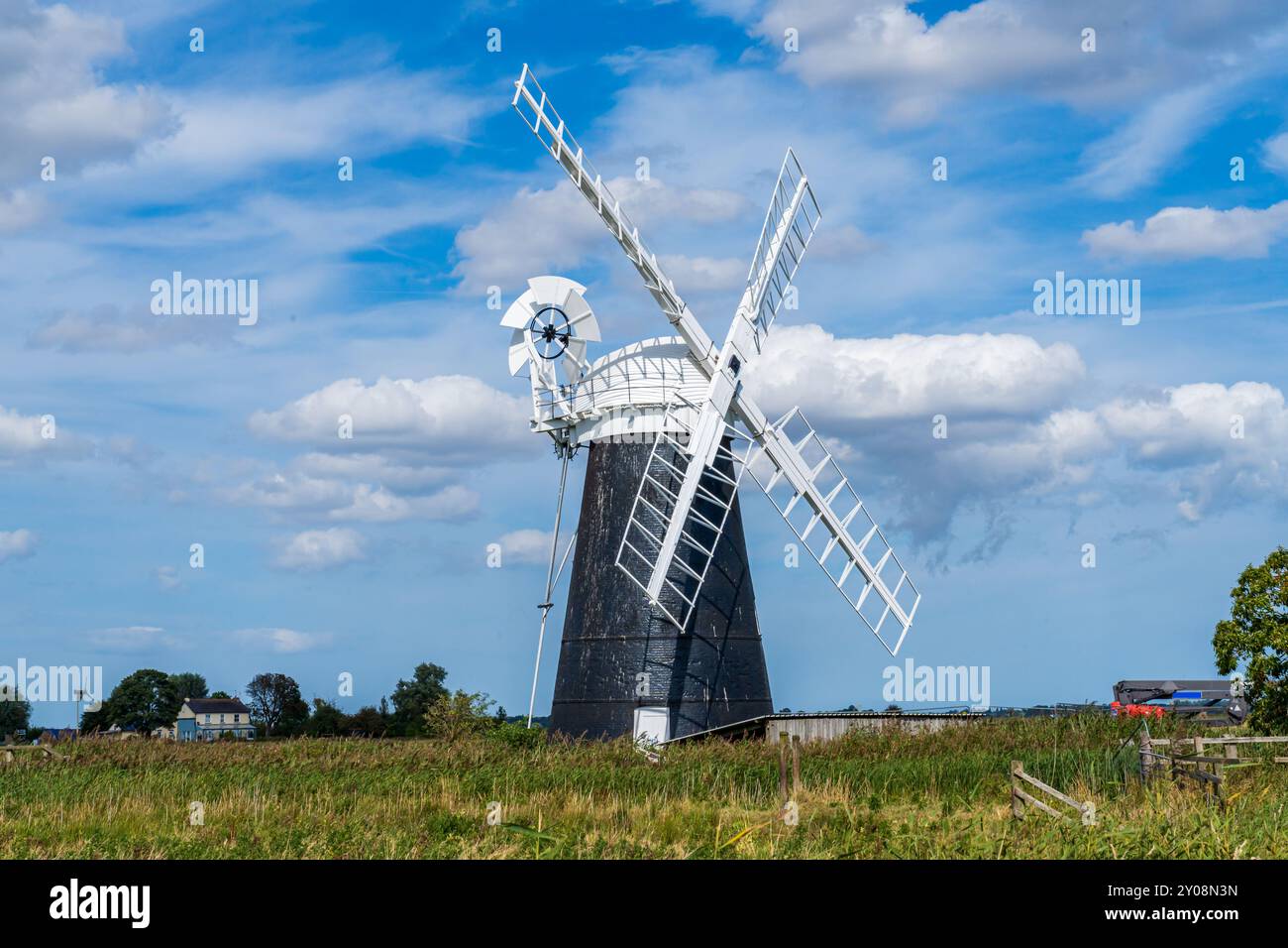 Halvergate Windmill im Norfolk Broads National Park in Großbritannien in landschaftlicher Ausrichtung Stockfoto