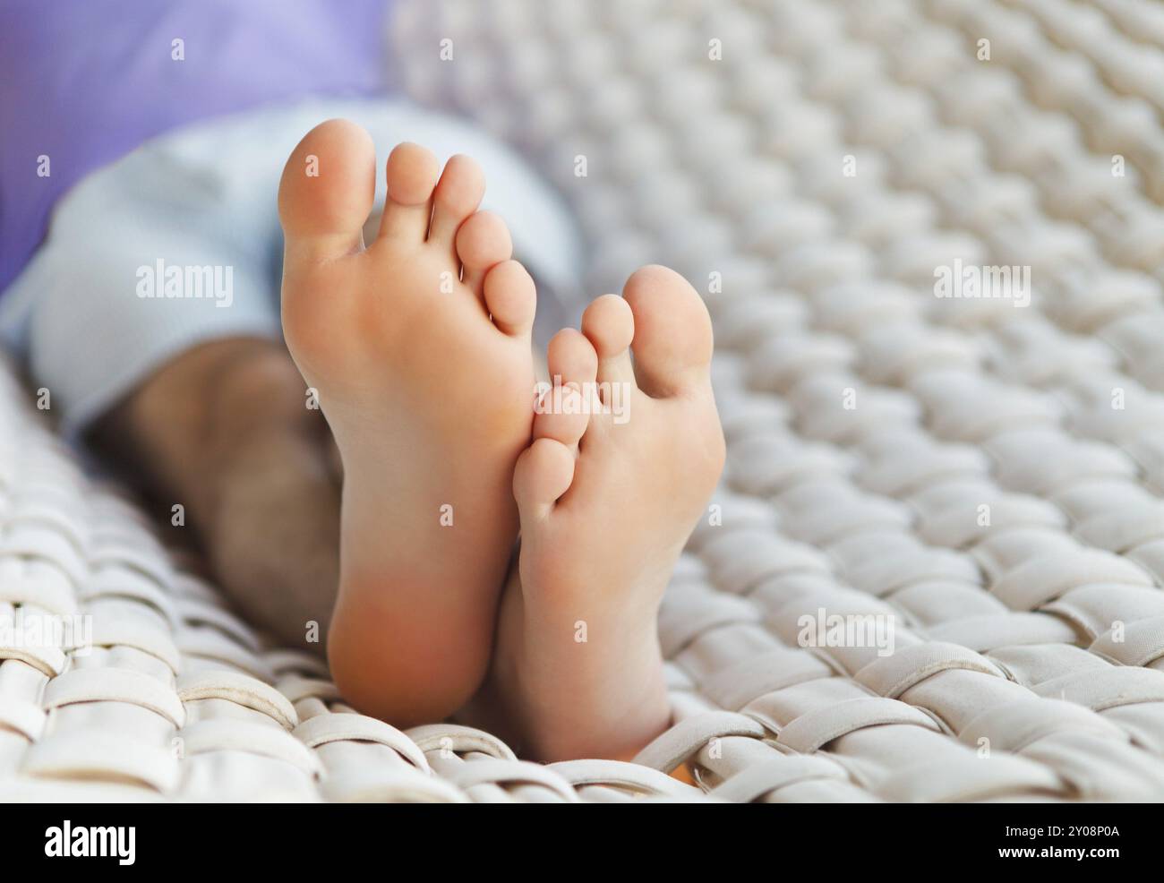 Zeit zum Faulenzen. Füße in einer Hängematte an einem Sommertag Stockfoto