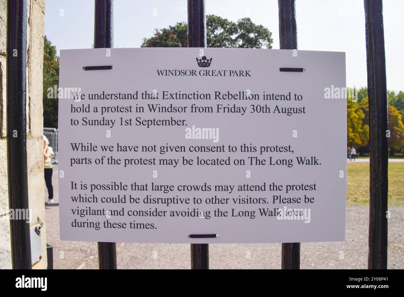 Windsor, England, Großbritannien. September 2024. Ein Schild warnt vor dem dreitägigen Protest der Extinction Rebellion ''Upgrade Democracy'' in Windsor, in dem ein Systemwechsel gefordert wird und die Regierung aufgefordert wird, gegen die Klimakrise zu handeln. (Kreditbild: © Vuk Valcic/ZUMA Press Wire) NUR REDAKTIONELLE VERWENDUNG! Nicht für kommerzielle ZWECKE! Quelle: ZUMA Press, Inc./Alamy Live News Stockfoto
