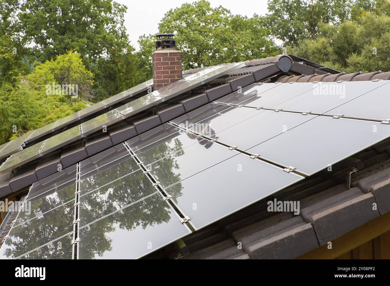 Dachfläche von zu Hause mit schwarzen Sonnenkollektoren Stockfoto