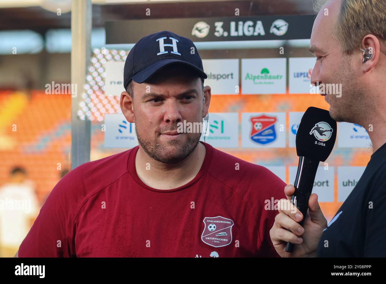 Marc Unterberger (SpVgg Unterhaching, Chef-Trainer) beim Interview nach dem Spiel, SpVgg Unterhaching vs. Rot-Weiss Essen, Fussball, 3. Liga, 4. Spieltag, Saison 24/25, 01.09.2024, DFL-VORSCHRIFTEN VERBIETEN JEDE VERWENDUNG VON FOTOGRAFIEN ALS BILDSEQUENZEN, Foto: Eibner-Pressefoto/Jenni Maul Stockfoto