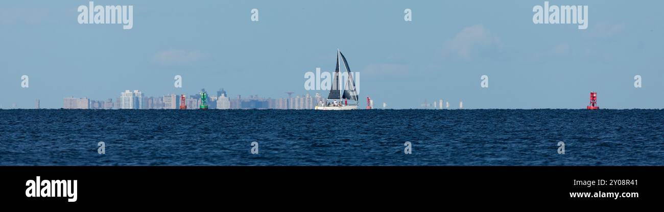 South Amboy, New Jersey - 21. August 2024: Segelboote fahren in der Raritan Bay während ihrer Mittwochabend-Rennen im Sommer 2024 Stockfoto