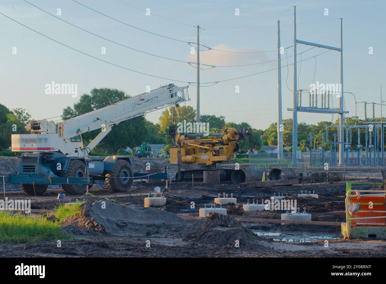 Stahlkonstruktionen aus Leitungsschutzschaltern, Setzen von Geräten, Installieren von Brücken, Busarbeiten und Erdungssystem. Weitsicht Stockfoto