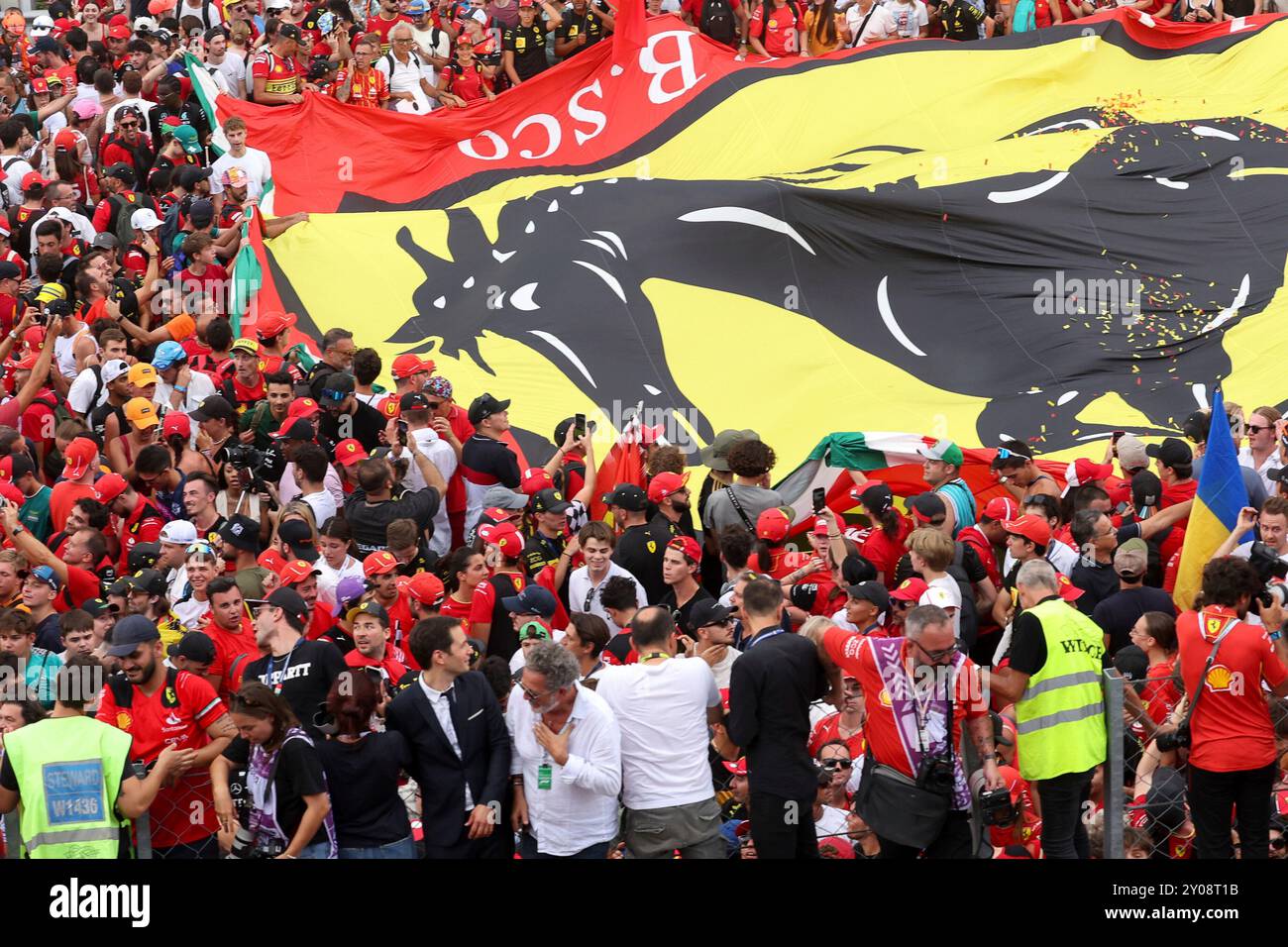 Monza, Italien. September 2024. Fans bei der Podiumseremonie, dem Formel 1 Grand Prix von Italien im Autodromo Nazionale Monza am 1. September 2024 in Monza, Italien. (Foto von HOCH ZWEI) Credit: dpa/Alamy Live News Stockfoto