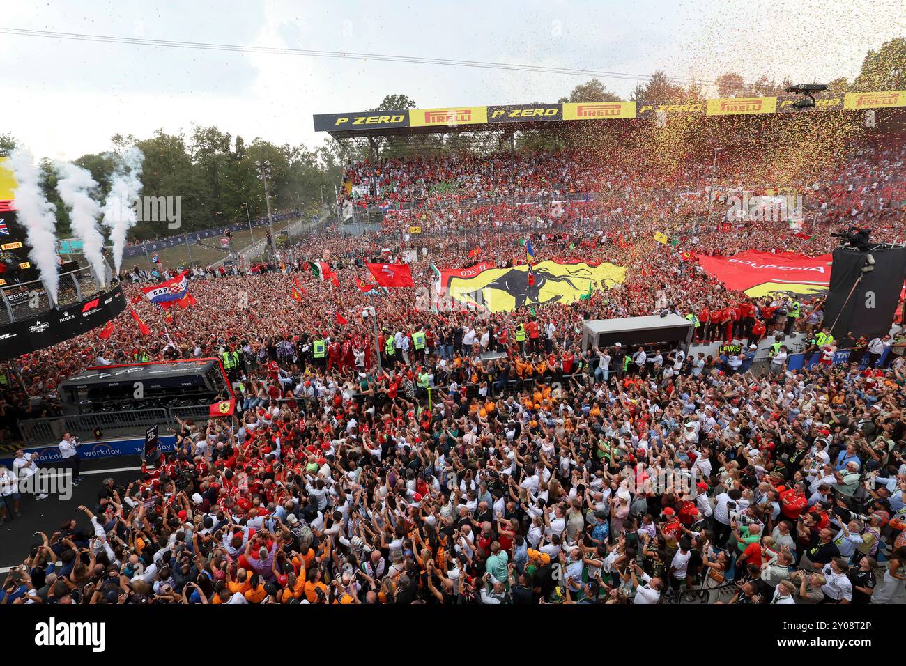 Monza, Italien. September 2024. Fans bei der Podiumseremonie, dem Formel 1 Grand Prix von Italien im Autodromo Nazionale Monza am 1. September 2024 in Monza, Italien. (Foto von HOCH ZWEI) Credit: dpa/Alamy Live News Stockfoto