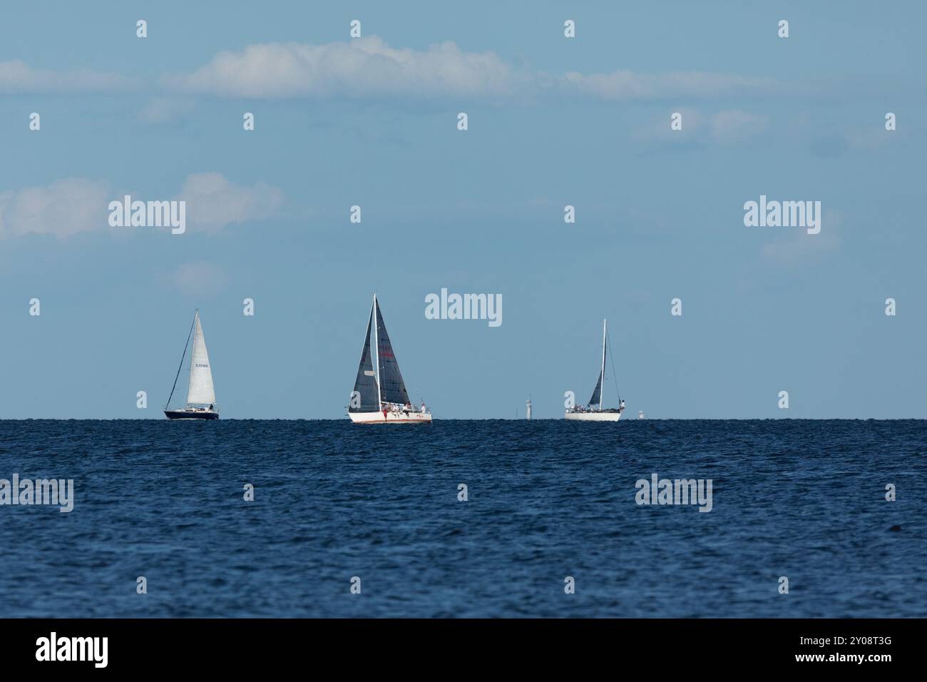 South Amboy, New Jersey - 21. August 2024: Segelboote fahren in der Raritan Bay während ihrer Mittwochabend-Rennen im Sommer 2024 Stockfoto