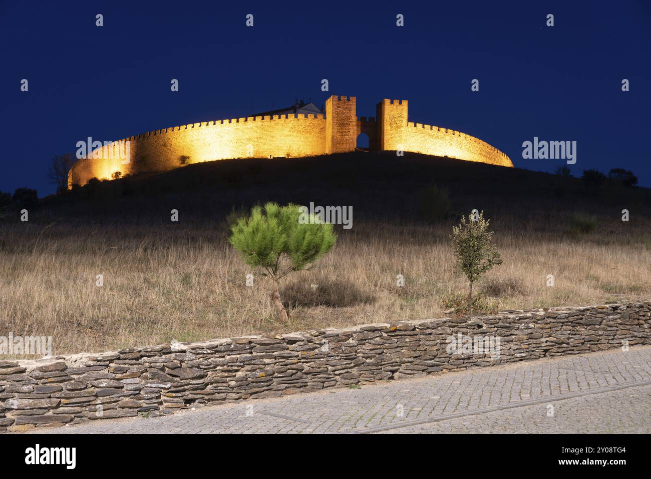 Schloss Arraiolos mit Lichtern bei Nacht in Alentejo, Portugal, Europa Stockfoto