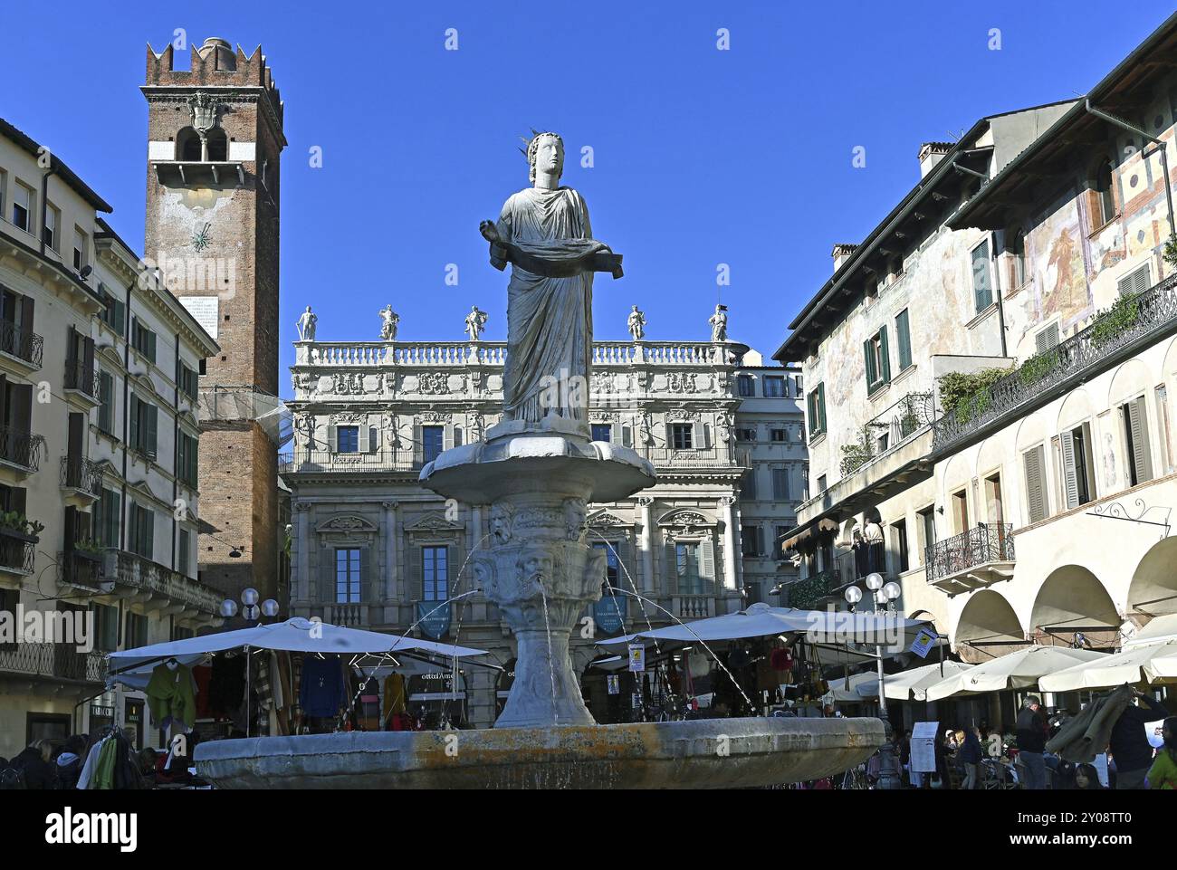 Piazza delle Erbe, Fontana Madonna Verona, Torre Gardello, Palazzo Maffei Stockfoto