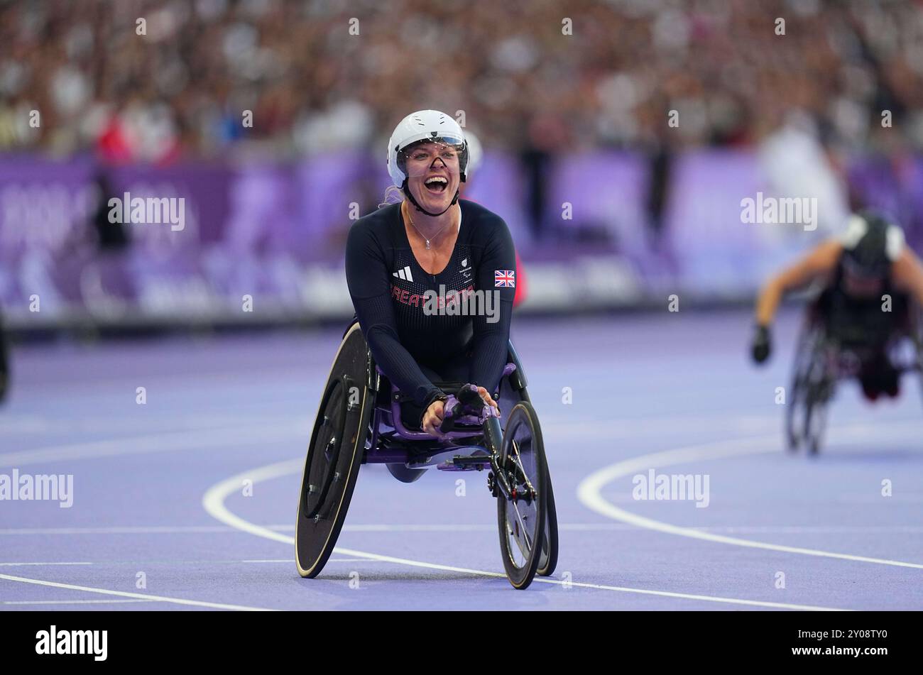 Stade de France, Paris, Frankreich. September 2024. Hannah Cockroft aus Großbritannien feiert den Goldgewinn im 100-m-T34-Finale der Frauen während der Paralympischen Spiele 2024 im Stade de France, Paris, Frankreich. Ulrik Pedersen/CSM/Alamy Live News Stockfoto