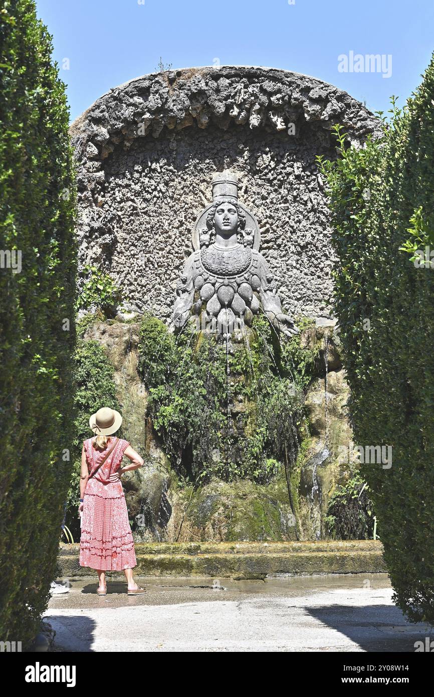 Eine junge Frau, die den Artemis-Brunnen im Park ansieht Stockfoto